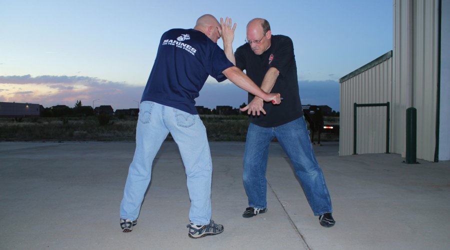 Selbstverteidigung und waffenlose Abwehr Teil 13 - Messerabwehr: Die Kontrollposition Abwehrserie mit abschließener Kontrollposition.