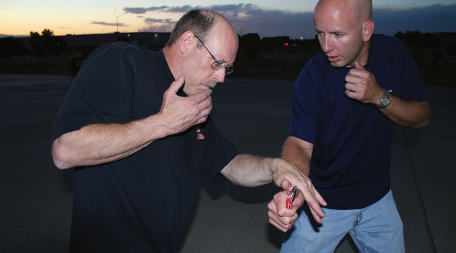 Selbstverteidigung und waffenlose Abwehr Teil 13 - Messerabwehr: Die Kontrollposition Abwehrserie mit abschließener Kontrollposition.