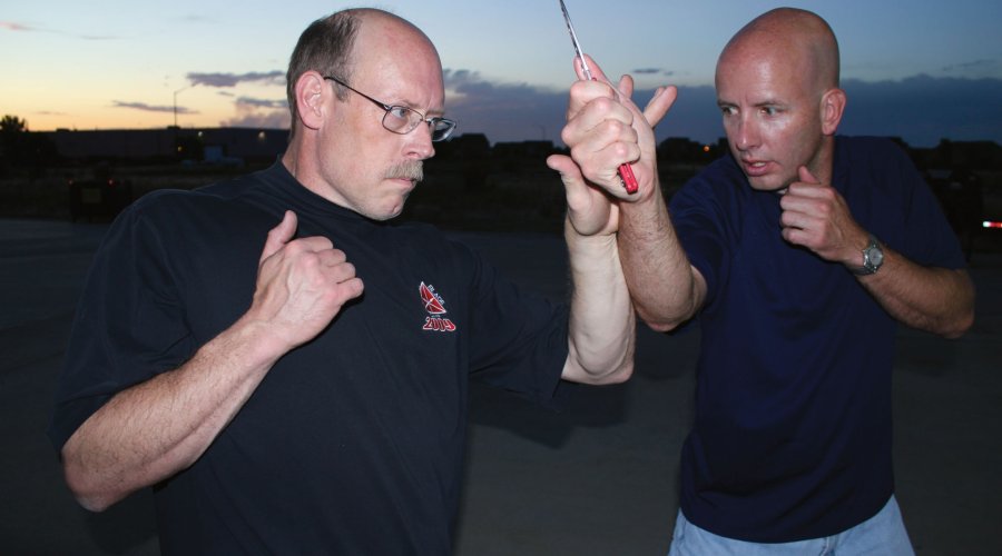 Selbstverteidigung und waffenlose Abwehr Teil 13 - Messerabwehr: Die Kontrollposition Abwehrserie mit abschließener Kontrollposition.