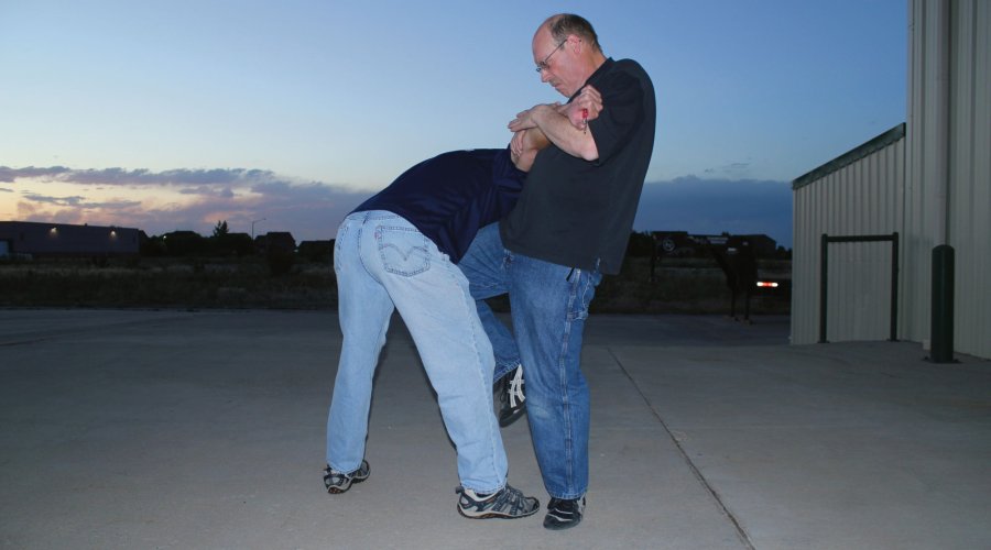 Selbstverteidigung und waffenlose Abwehr Teil 13 - Messerabwehr: Die Kontrollposition Abwehrserie mit abschließener Kontrollposition.