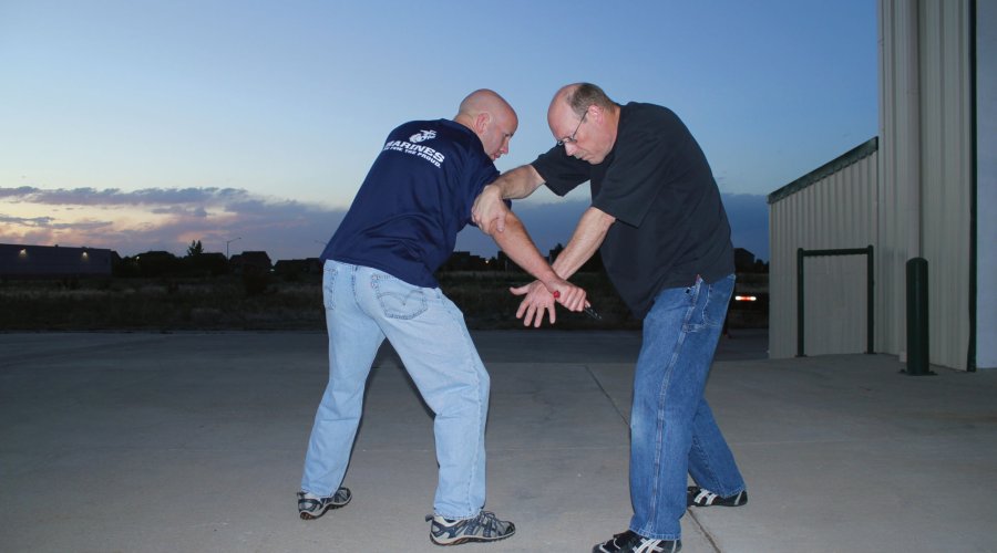 Selbstverteidigung und waffenlose Abwehr Teil 13 - Messerabwehr: Die Kontrollposition Abwehrserie mit abschließener Kontrollposition.