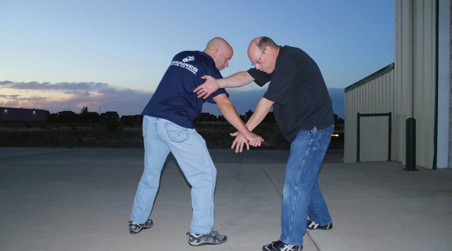 Selbstverteidigung und waffenlose Abwehr Teil 13 - Messerabwehr: Die Kontrollposition Abwehrserie mit abschließener Kontrollposition.