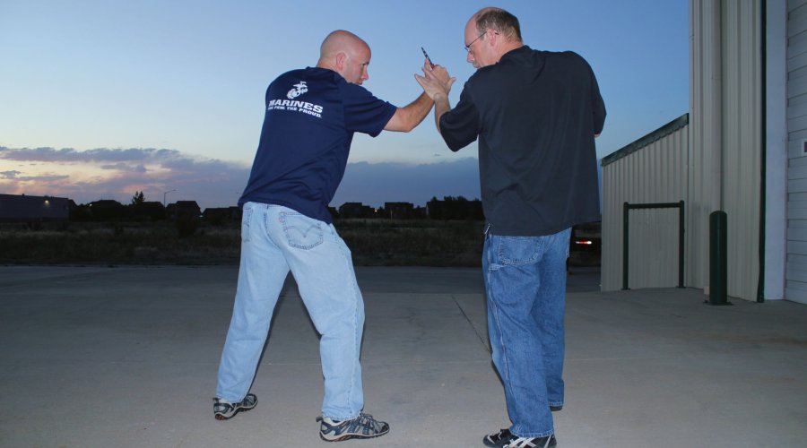 Selbstverteidigung und waffenlose Abwehr Teil 13 - Messerabwehr: Die Kontrollposition Abwehrserie mit abschließener Kontrollposition.