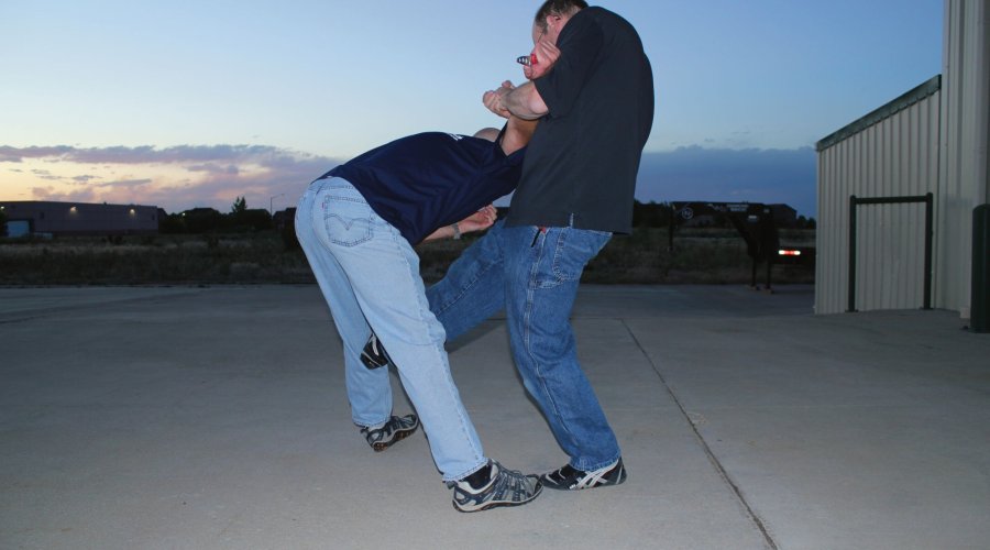 Selbstverteidigung und waffenlose Abwehr Teil 13 - Messerabwehr: Die Kontrollposition Abwehrserie mit abschließener Kontrollposition.