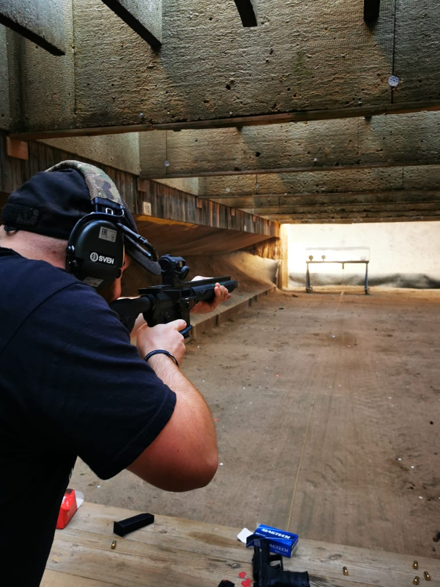 Shooting for Charity 2022: Benefiz-Schießen am 1. Oktober zugunsten von Wohnungslosen in Mannheim Schütze mit Pistolenkarabiner beim Fallplattenschießen.