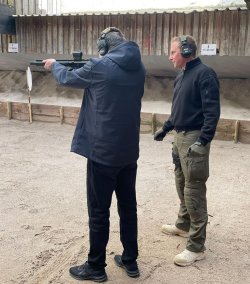 Shooting for Charity 2022: Benefiz-Schießen am 1. Oktober zugunsten von Wohnungslosen in Mannheim Range Officer beim Schützen.