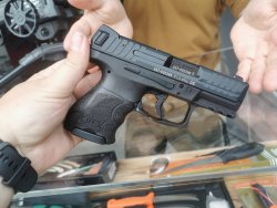 SHOT Show 2022 / Die Produktneuheiten vom ersten Tag der weltgrößten Waffenmesse Die H&K SFP9 SK in einer Hand.