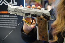 SHOT Show 2023 – die wichtigsten Neuheiten vom dritten Tag der weltgrößten Waffenmesse in Las Vegas Beretta 92XI SAO.