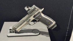 SIG Next 2025: Eventbericht und neue Kurzwaffen, Langwaffen und Optiken von SIG Sauer SIG P320-MAX SXG.