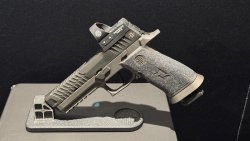 SIG Next 2025: Eventbericht und neue Kurzwaffen, Langwaffen und Optiken von SIG Sauer SIG P320-MAX TXG.