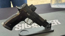 SIG Next 2025: Eventbericht und neue Kurzwaffen, Langwaffen und Optiken von SIG Sauer P365-LUXE in .380 Auto.