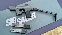 SIG Next 2025: Eventbericht und neue Kurzwaffen, Langwaffen und Optiken von SIG Sauer P365 im Chassis-System mit Anschlagschaft.