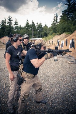 SIG Sauer Academy: Schießstand im Außenbereich mit Sturmgewehr Lehrer und Lehrling im Außenbereich der SIG Sauer Academy trainieren mit einem Sturmgewehr im Nahkampf.