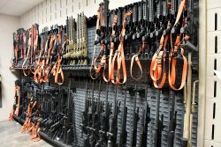SIG Sauer Academy Waffenkammer Die vollgepackte Waffenkammer der SIG Sauer Academy bietet hauseigene Produkte in allen Größen und Kalibern für das Training an.