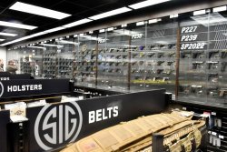 SIG Sauer Academy Waffenladen Auf dem SIG Sauer Academy-Gelände befindet sich mit dem SIG Pro Shop außerdem ein eigener Waffenladen, der von kleinen bis großen Pistolen und Gewehren, wie auch Zubehör und Bekleidung alles anbietet.