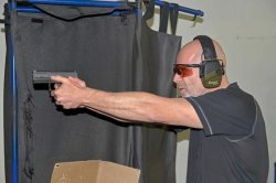 Die P320 Compact TR-Version mit 3.500 Gramm Abzugsgewicht ist im Vergleich zu einer P320 Standard gewöhnungsbedürftig. Polizei-Dienstpistole SIG Sauer P320 Compact TR im Test auf dem Schießstand