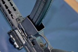 Der trichterförmige Magazinschacht-Eingang der MPX erleichtert flüssige, schnelle Magazinwechsel. Der trichterförmige Magazinschacht-Eingang der MPX erleichtert flüssige, schnelle Magazinwechsel.