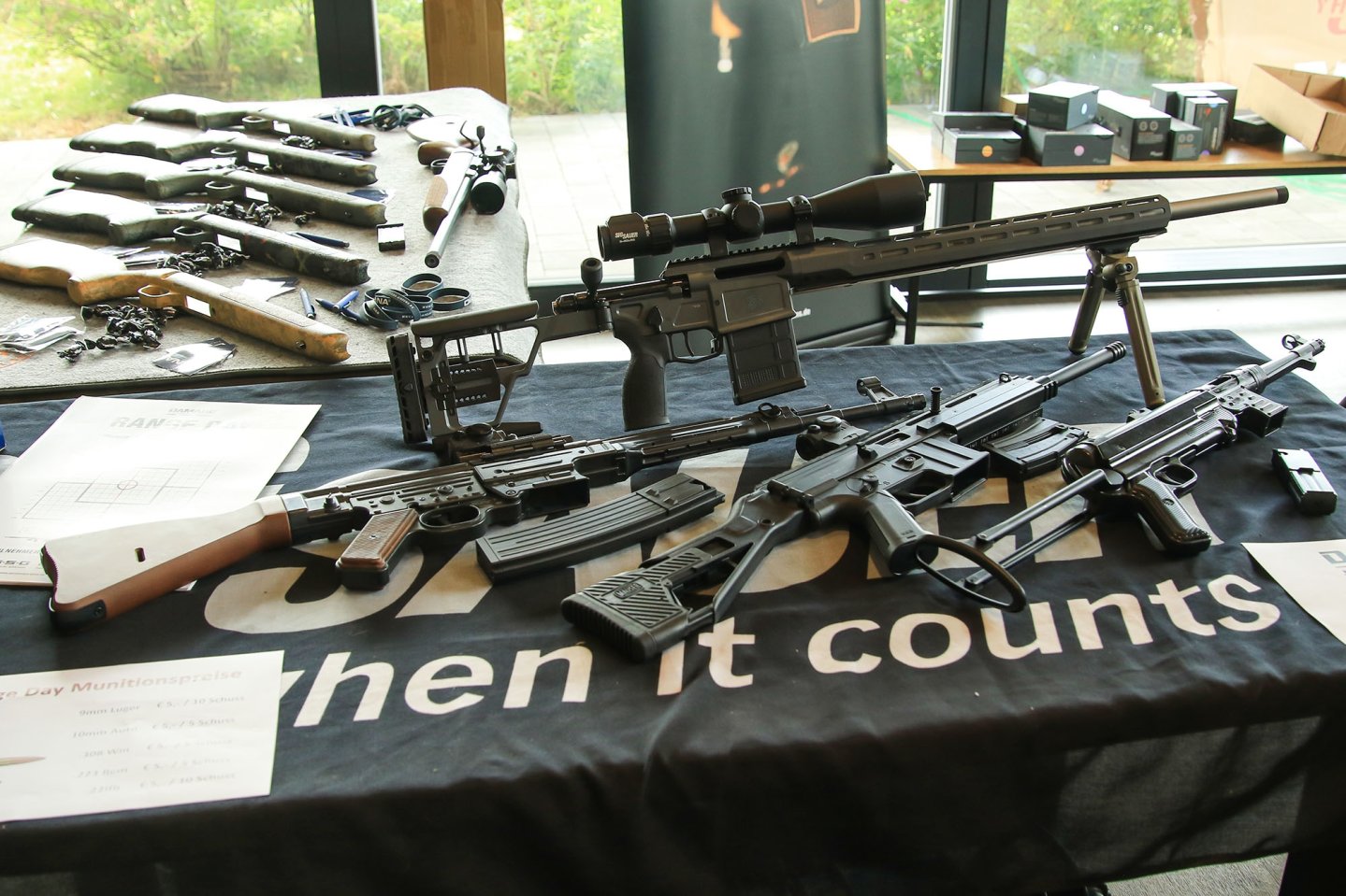 SIG Sauer: Range Day 2024 im Aimcenter am Irschenberg Einige der vorgestellten Waffen auf dem SIG Sauer Range Day 2024.