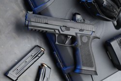 SIG SAUER Roadshow 2022: Der Start in München – diese Waffen und Optiken gab es zu sehen SIG Sauer P320 X-Five Legion mit Koffer.