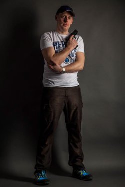 Neu im SIG Sauer Team: Michael Paa SIG Sauer-Schütze Michael Paa Profilbild mit Waffe in der Hand