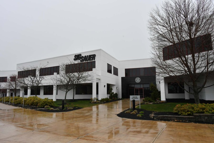 Firmenbesuch bei SIG Sauer USA Eingangsbereich des Hauptquartiers von SIG Sauer USA in New Hampshire