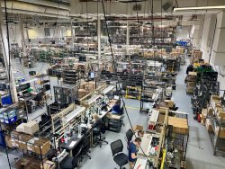 Besuch bei SIG Sauer in den USA: Fertigung, SIG Sauer Academy und der Flagship-Store Endmontage von SIG Sauer in Newington.