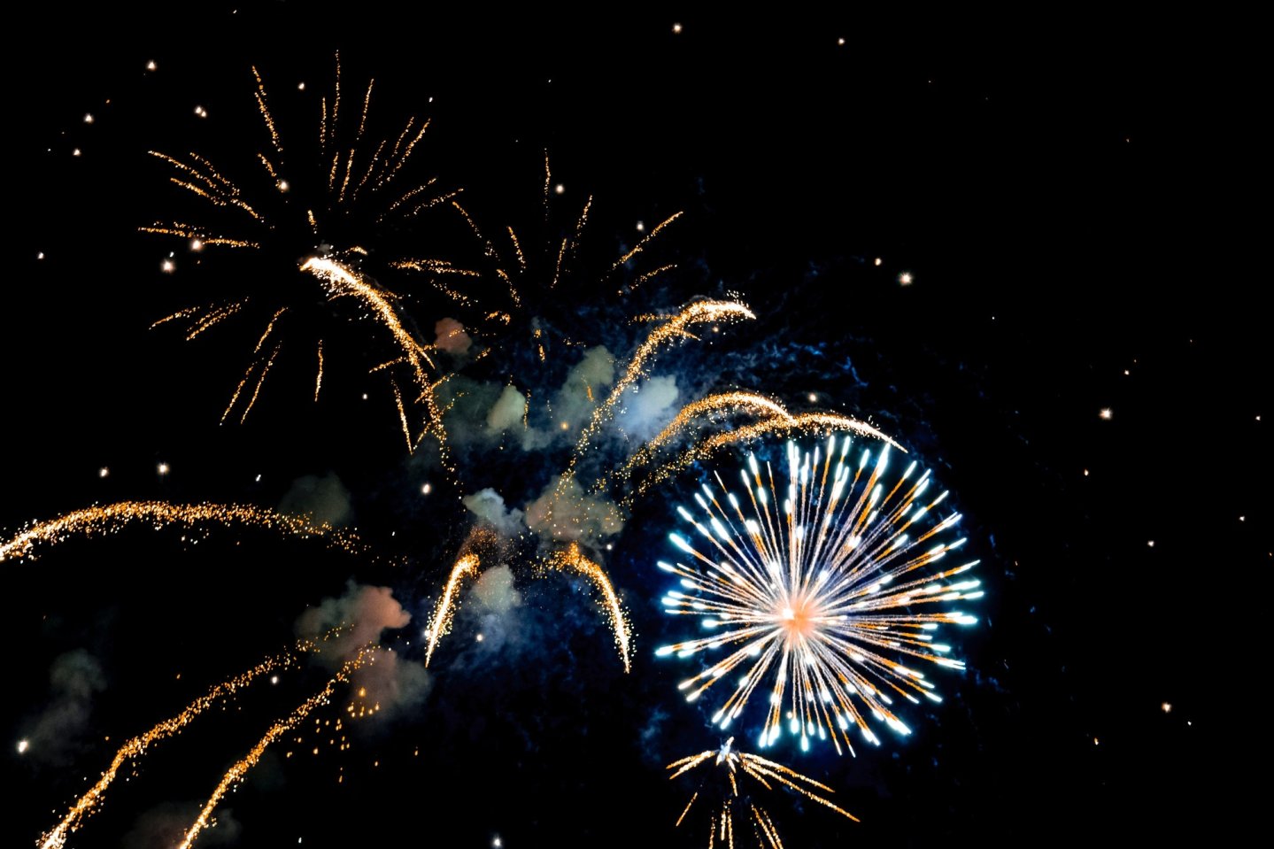 Silvester und Feuerwerk: Das gilt es zum Jahreswechsel 2021/2022 zu beachten Feuerwerk im Himmel.
