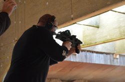 Deutsche Meisterschaft Steel Challenge 2017 Sportschütze schießt Steel Challenge mit Pistole im Anschlageschaft