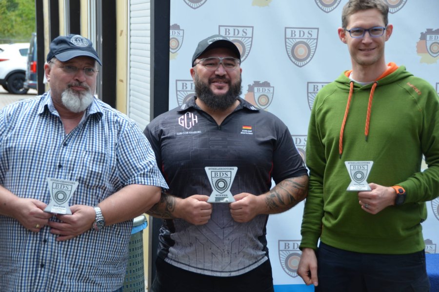Deutsche Meisterschaft Steel Challenge / Speed Steel Die Sieger der Standard Revolver Klasse des Speed Steel. Neuer Deutscher Meister wurde Göksel Böttcher (Mitte). Der zweite Platz ging an Holger Bruns (Links). Den dritten Platz belegte Carsten Burfeindt.