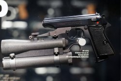 Tag der offenen Tür bei Carl Walther – exklusive Einblicke in die Ulmer Waffenschmiede mit Meister Manufaktur und Ten Nine Factory Diese PP mit angesetztem Lichtpunktzielgerät ist im Walthermuseum zu finden.