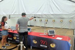 Tag der offenen Tür bei Carl Walther – exklusive Einblicke in die Ulmer Waffenschmiede mit Meister Manufaktur und Ten Nine Factory DSB-Kader-Schützin Andrea Heckner leitete die Besucher beim Schießen mit der Walther LP500, die sie auch selbst schießt, an.