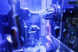 Tag der offenen Tür bei Carl Walther – exklusive Einblicke in die Ulmer Waffenschmiede mit Meister Manufaktur und Ten Nine Factory Auch Werkstouren waren beim Tag der offenen Tür bei Carl Walther möglich. Hierfräst ein CNC-Zentrum Pistolenschlitten.