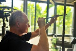 Tag der offenen Tür bei Carl Walther – exklusive Einblicke in die Ulmer Waffenschmiede mit Meister Manufaktur und Ten Nine Factory Walther-Chef Bernhard Knöbel kontrolliert einen gerichteten KK-Lauf.
