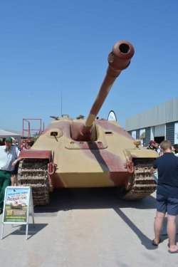 all4shooters beim Tankfest 2019 im englischen Bovington Jagdpanther mit erhobenem Rohr