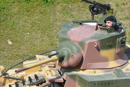 all4shooters beim Tankfest 2019 im englischen Bovington Mann schaut aus der Luke eines britischen Panzers