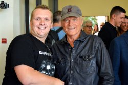 Terence Hill im Kurz-Interview Terence Hill schüttelt Alexander Losert die Hand
