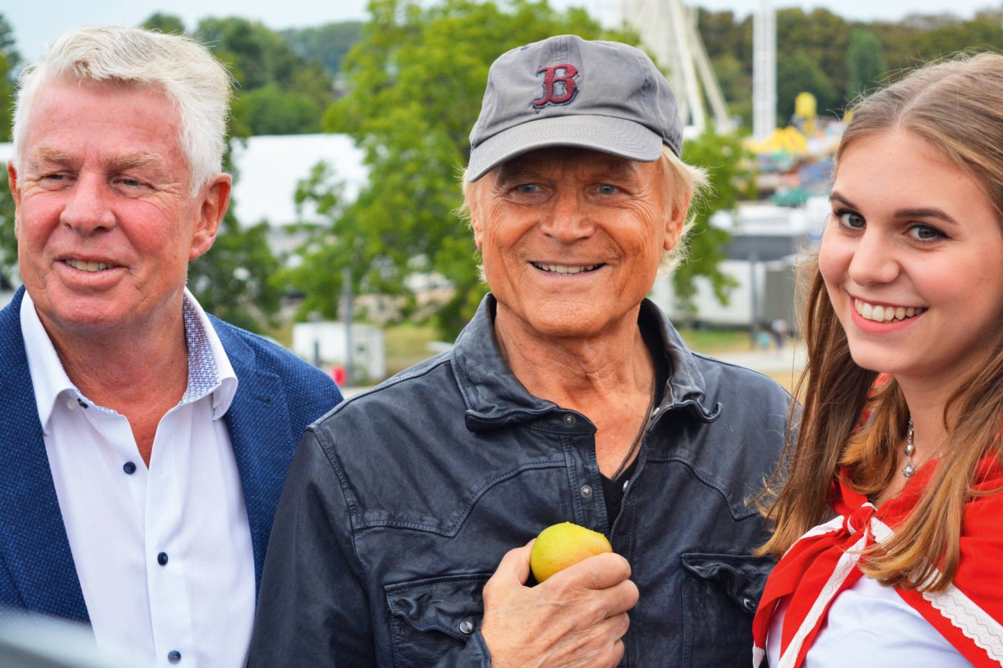 Terence Hill im Kurz-Interview Terence Hill ist einen Apfel mit dem Oberbürgermeister von Worms