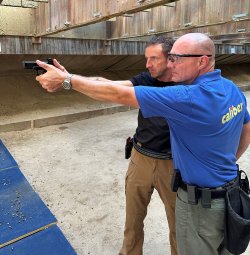 Der IPSC/Action-Topschütze Tino Schmidt im Portrait: Mit GLOCK-Pistolen auf erfolgreicher Medaillenjagd! Tino Schmidt arbeitet inzwischen selbst als Schießausbilder und gibt hier sein Wissen an einen Lehrgangsteilnehmer weiter.
