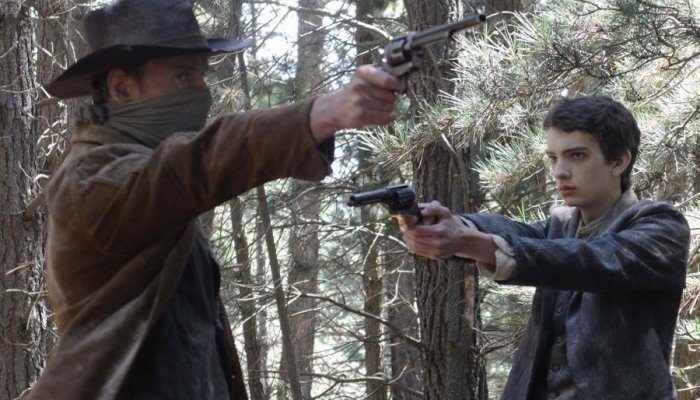 revolver: Tragödie bei Dreharbeiten: Filmschauspieler Alec Baldwin erschießt Kamerafrau mit Revolver aus der Requisite