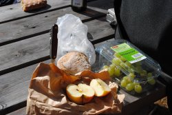 Analyse zum Handlungsbedarf im Waffenrecht: VDB legt Umfrageergebnisse zur Evaluierung des Waffenrechts vor Picknicktisch mit Messer.