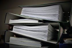 Analyse zum Handlungsbedarf im Waffenrecht: VDB legt Umfrageergebnisse zur Evaluierung des Waffenrechts vor Aktenstapel.