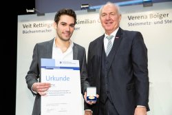 Das Meisterstück von Veit Rettinger Junior in .45 ACP HWK-Präsident Franz Xaver Peteranderl überreicht Veit Rettinger die Ehrenurkunde.