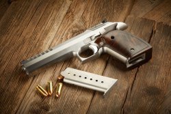 Das Meisterstück von Veit Rettinger Junior in .45 ACP .45-er-Pistole mit Magazin und Patronen