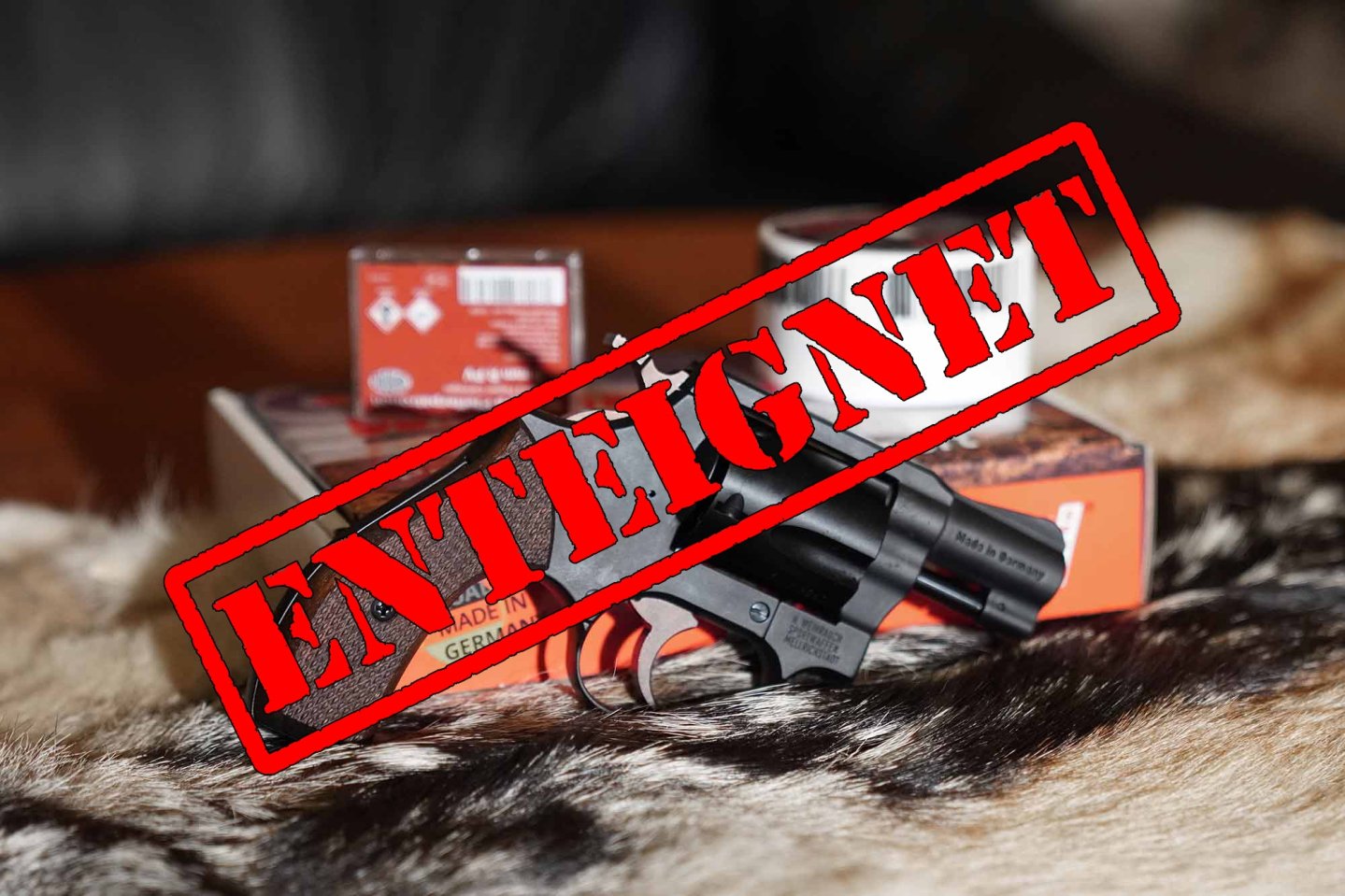 Drohendes Aus für Schreckschusswaffen in Deutschland? Das steckt hinter den Plänen des Bundesrates für ein Verbot von Schreckschusswaffen Schreckschussrevolver mit Munition. Darüber ein Stempel "Enteignet".