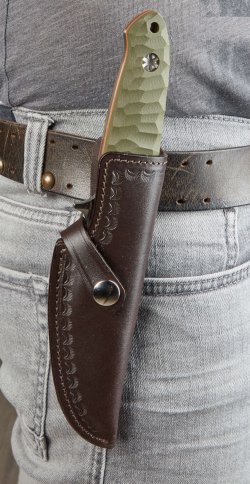 Verschärfung des Waffengesetzes 2025: Entwurf, Stellungnahmen der Verbände und Kommentar Jagdmesser in einer Messerscheide, am Gürtel getragen.