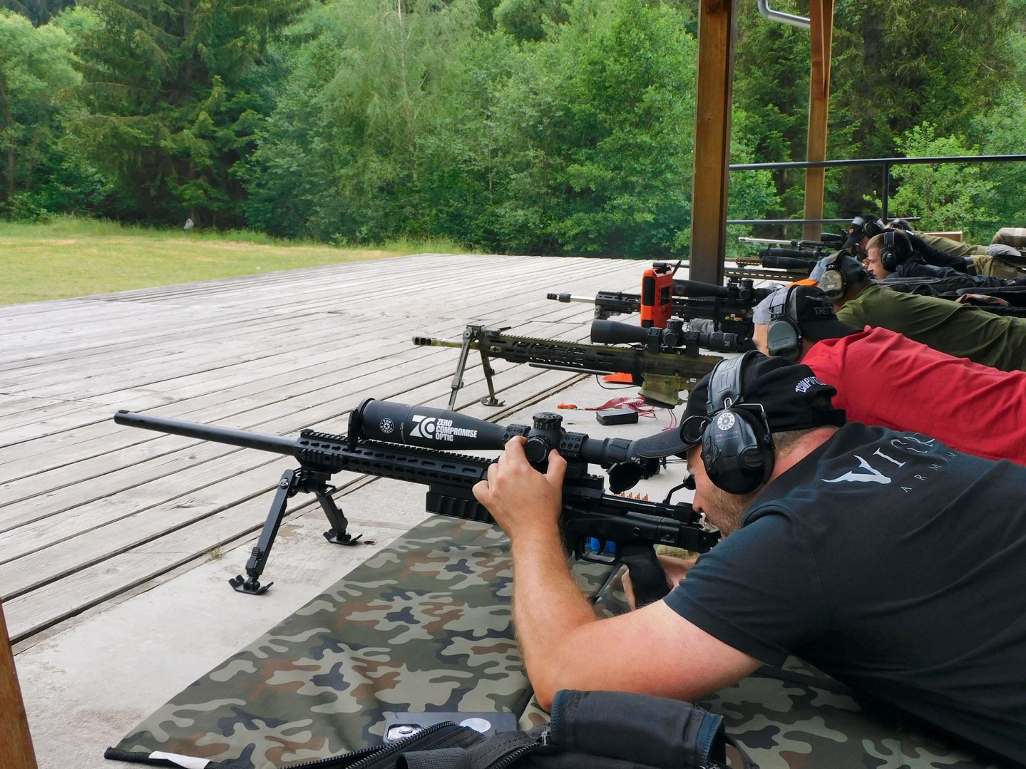 Longe Range-Schießen − alles über aktuelle Trends, Waffen und Zubehör aus dem Umfeld dieser faszinierenden Sportart lesen Sie jetzt im neuen VISIER Special 109 Der Gewinner des CZO Partner -Event (v.) schoss mit einer Accuracy International im Kaliber 6,5 x 47 mm Lapua.