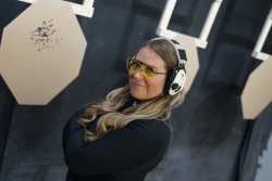 Schießsportbegeistert: all4shooters-Social Media-Managerin und -Autorin Tanja Loch vorgestellt im Interview Tanja Loch bei der Auswertung ihre Treffer in einem IPSC-Match.
