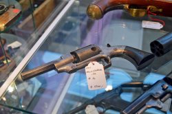 Waffenbörse Kassel im Frühjahr 2019 Revolver auf Glasvitrine