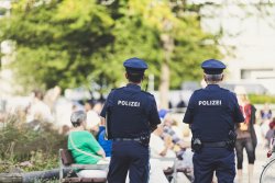 Das "Sicherheitspaket" kommt: Statt Kriminalitätsbekämpfung gibt es nur Verschlechterungen zu Lasten der Allgemeinheit und der Legalwaffenbesitzer Polizisten auf Streife.