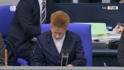 Das "Sicherheitspaket" kommt: Statt Kriminalitätsbekämpfung gibt es nur Verschlechterungen zu Lasten der Allgemeinheit und der Legalwaffenbesitzer Petra Pau leitet als Vizepräsidentin eine Sitzung des deutschen Bundestages.